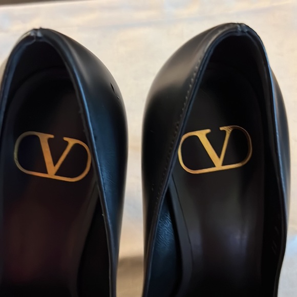New VALENTINO GARAVANI V Logo Signature Black Leather Pumps EUR 37 N/B - Picture 14 of 16